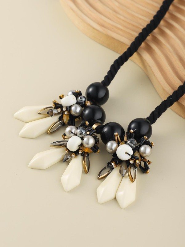 2pcs Horror Atmosphere Black & White Ghost Shaped Acrylic Pendant Earrings For Women Party