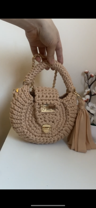 “Looped” handmadeTrendy Round Crochet Bag with Stylish Accessories – Perfect for Women’s Fashion.