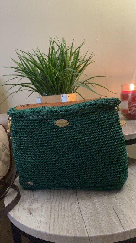 ,Lightweight Crossbody Crochet Bag with Zipper and Leather Strap – Practical and Easy to Carry.