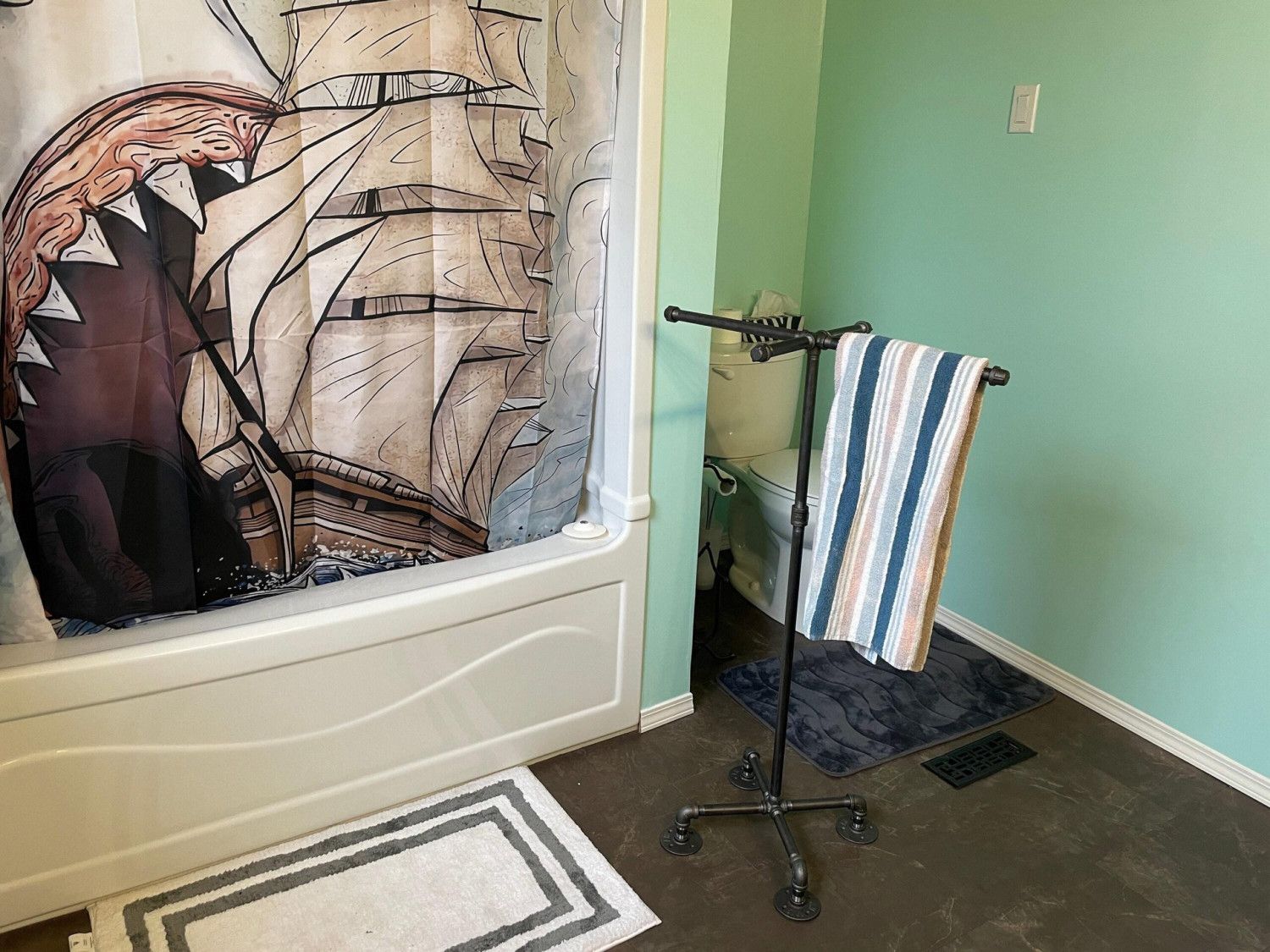 Free standing pipe towel rack