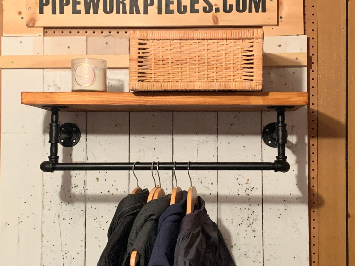 Industrial Pipe Clothes Rack with Pine Shelf – Retro Style