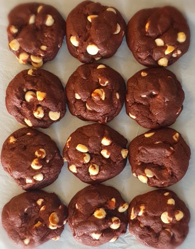 Red Velvet White Cream Chip Cookies